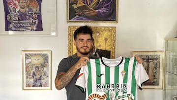 Fran Gázquez posa con su camiseta
