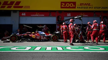 Hamilton realiza una parada en boxes con el Ferrari en Austria.