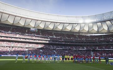Los jugadores del Atlético de Madrid y del Getafe en el centro del campo antes del inicio del encuentro. 