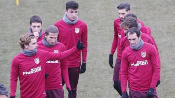 Los jugadores del Atl&eacute;tico durante el entrenamiento. 