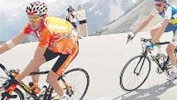 <b>EL RETORNO. </b>Iban Mayo baja el Izoard con Moreau a su rueda.