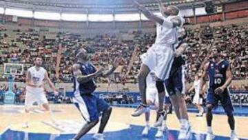 <b>MISTER REGULARIDAD. </b>Enceste a canasta pasada de Charles Smith, que como en todos los encuentros de Liga aportó más de diez puntos en la victoria madridista.