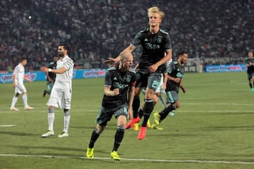 Ajax's Davy Klaassen (c) celebrates his goal agasint PAOK