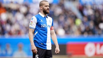 Victor Laguardia of Deportivo Alaves looks on during the Spanish league match of La Liga between, Deportivo Alaves and Granada CF at Menddizorrotza on March 19, 2022, in Vitoria, Spain.
AFP7
19/03/2022 ONLY FOR USE IN SPAIN