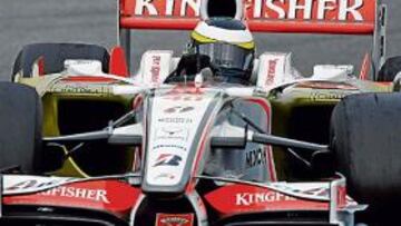 <b>INTENTO FALLIDO. </b>De la Rosa probó el coche en Montmeló.