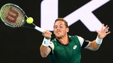 Roberto Carballés devuelve una bola durante su partido ante Daniil Medvedev en el Open de Australia.