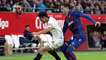 GRAF4326. SEVILLA, 20/10/2019.- El defensa del Sevilla, Jes&uacute;s Navas (i), protege el bal&oacute;n ante el centrocampista del Levante, Jos&eacute; G&oacute;mez Campa&ntilde;a, durante el encuentro correspondiente a la novena jornada de primera divisi