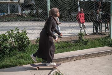 Las ni?as patinan en un parque de skate como parte de un entrenamiento semanal del grupo Ethiopian Girls Skate, en Addis Abeba, Etiop¨ªa. El Ethiopian Girls Skate es una iniciativa que promueve el skateboarding entre ni?as de diferentes or¨ªgenes sociales para para mejorar su salud mental y empoderarlas. El grupo fue fundado hace 2 a?os por los skaters Sosina Chala y Mickey Asfaw, y en ¨¦l participan alrededor de 35 chicas.