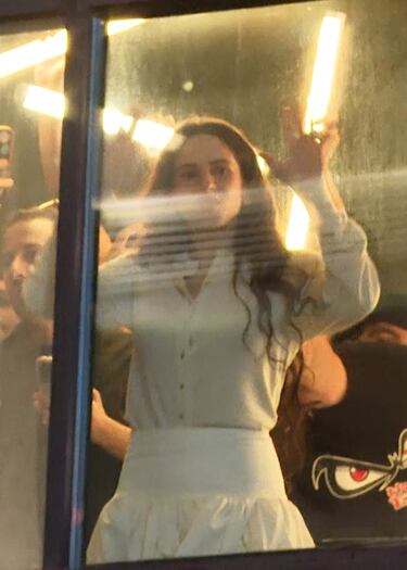 Rosalía durante el lanzamiento de su cuarto álbum, ‘Lux’
en la plaza de Callao saluda a las decenas de personas presentes en la plaza madrileña.