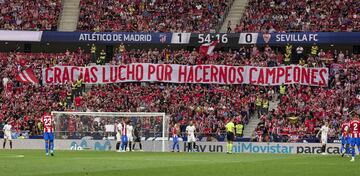 Pancarta de la afición para Luis Suárez. 