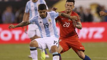 Ever Banega disputa el balón con Charles Aranguiz.
