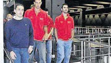 <b>VISITA ENOLÓGICA. </b>La Selección cenó ayer en unas bodegas.