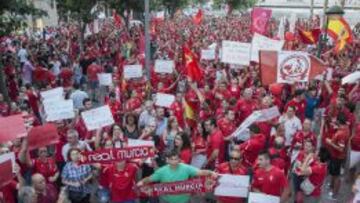 Manifestaci&oacute;n de los aficionados del Murcia.