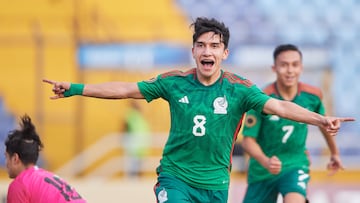 José Urias celebrando uno de sus goles en el partido contra El Salvador.