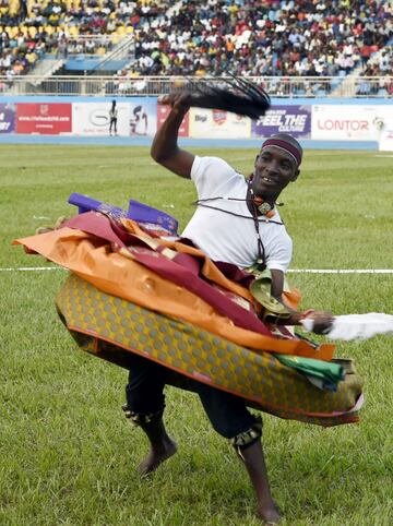  Un miembro cultural del Estado del Delta baila durante la apertura del Campeonato Africano de Atletismo en el Estadio Stephen Keshi en Asaba, Estado del Delta, Nigeria