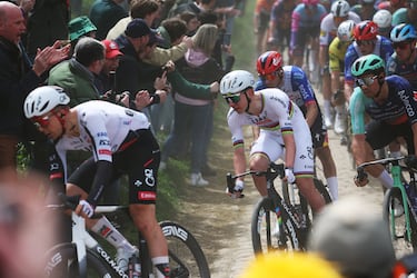 Tadej Pogacar, de Eslovenia, lidera el pelotón al pasar por el sector adoquinado de Quievy a Fontaine au Tertre.