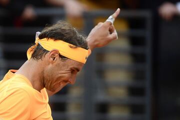 El español comenzó arrasando a Zverev, después sufrió mucho y tras dos parones de casi una hora por la lluvia remontó para levantar el 78º trofeo de su carrera.