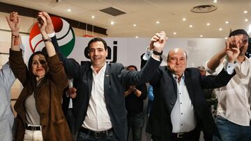 (I-D) La cabeza de lista del PNV por Gipuzkoa, Bakartxo Tejeria; el candidato del PNV a lehendakari, Imanol Pradales; el presidente del PNV, Andoni Ortuzar y el cabeza lista del PNV por Álava, Joseba Díez Antxustegi, posan tras finalizar la jornada electoral de elecciones autonómicas del País Vasco y resultar ganador su partido, en Sabin Etxea, a 21 de abril de 2024, en Bilbao, Vizcaya, País Vasco (España). Todos los vascos han sido llamados a las urnas hoy, 21 de abril, para elegir a su nuevo presidente autonómico para los próximos cuatro años. Hay 75 escaños en juego, en la que será la XII legislatura del País Vasco, por lo que los candidatos de los diferentes partidos deben alcanzar una mayoría absoluta de 38 escaños para hacerse con la Presidencia.
21 ABRIL 2024;BILBAO;VIZCAYA;EUSKADI;RESULTADOS;PNV
H.Bilbao / Europa Press
21/04/2024