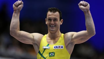 Diego Hypólito celebra su actuación en potro durante los Mundiales de Gimnasia de Tokio 2011.