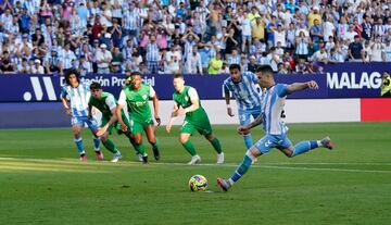 Rubén Castro en el momento de la pena máxima.