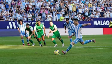 Andrs Fernndez le para a Rubn Castro un penalti que condena al Mlaga