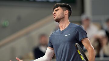 Carlos Alcaraz reacciona durante su partido contra Jesper de Jong en Roland Garros.