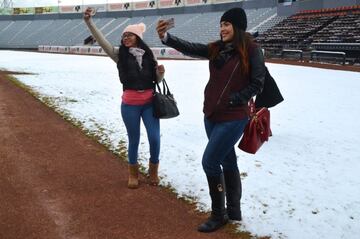 ¡Increible! La nieve cubre un campo de beisbol en México