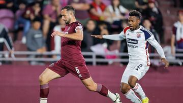 AMDEP7380. LANÚS (ARGENTINA), 18/09/2024.- Carlos Izquierdoz (i) de Lanús disputa un balón con Leyser Chaverra de Medellín este miércoles, en el partido de ida de cuartos de final de la Copa Sudamericana entre Lanús y Deportivo Independiente Medellín (DIM) en el estadio Ciudad de Lanús (Argentina). EFE/ Juan Ignacio Roncoroni