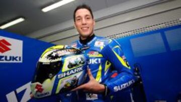 Aleix Espargaró posó orgulloso en el test de Valencia con los colores de Suzuki.