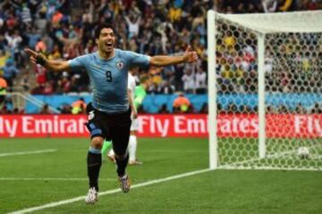 En su segunda cita mundialista, Suárez llegaba con un partido de sanción y no jugó contra Costa Rica y Uruguay perdió ante la selección tica. En el segundo partido Suárez fue clave con 2 goles a Inglaterra que le valieron 3 puntos clave antes del partido contra Italia en el que se jugaban la clasificación a octavos.