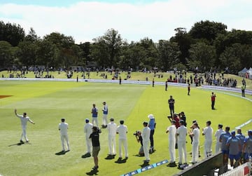 McCullum gets a guard of honour from the Australian team as he leaves the ground