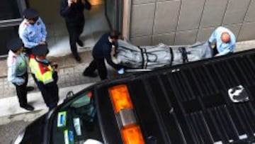 Las autoridades sacan el cuerpo del profesor asesinado en el instituto de Barcelona