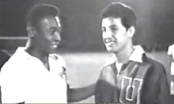 Pel&eacute; junto a Leonel S&aacute;nchez, en la previa a un duelo de Santos vs. Universidad de Chile.