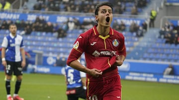 &Uuml;nal, delantero del Getafe, celebra su &uacute;ltimo gol, al Alav&eacute;s.