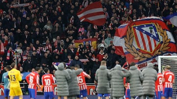 La plantilla del Atlético saluda a parte de la afición al término del Atlético-Athletic de Liga.