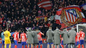 La plantilla del Atlético saluda a parte de la afición al término del Atlético-Athletic de Liga.