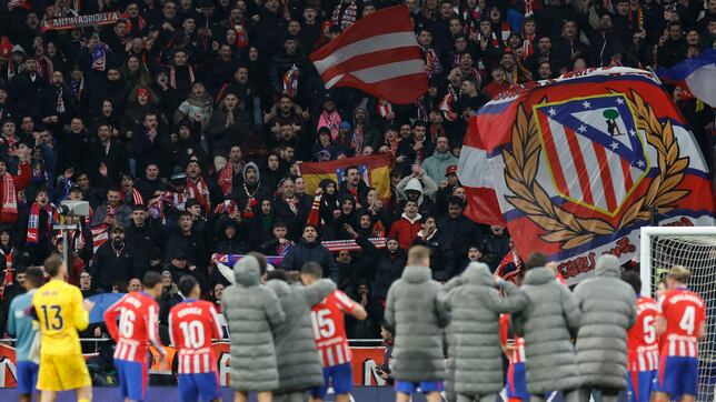 Un grupo de ultras del Atlético provoca incidentes en Vitoria y son devueltos en autobús a Madrid
