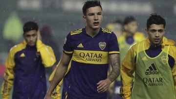 Boca Juniors&#039; defender Balthazar Bernardi (C) leaves the field at the end of the Argentine Professional Football League match against Banfied at the Florencio Sola stadium in Banfield, Buenos Aires province, Argentina, on July 24, 2021. (Photo by ALEJANDRO PAGNI / AFP)