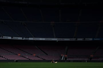 El jugador del Barcelona, Andrés Iniesta, quiso despedirse a solas del Camp Nou tras su último partido como azulgrana.