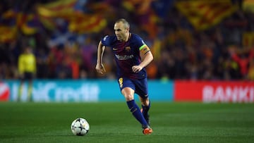 Iniesta, como en la foto, tiene a la afción detrás apoyándole.