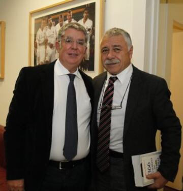 El Director Adjunto del Diario AS, Alejandro Elortegui y Carlos Caszely.