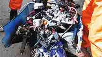 <b>AMASIJO.</b> La colisión contra las protecciones dejó la moto totalmente destrozada.