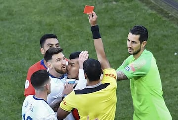 Paraguayan referee Mario Diaz de Vivar shows the red card to Argentina's Lionel Messi and Chile's Gary Medel.