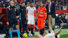 Sow sale del campo ayudado tras lesionarse en el partido ante Osasuna.