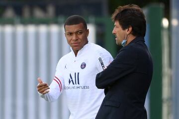 Conversación entre Leonardo, dirigente deportivo del París Saint-Germain y Kylian Mbappé antes del entrenamiento del club francés. 