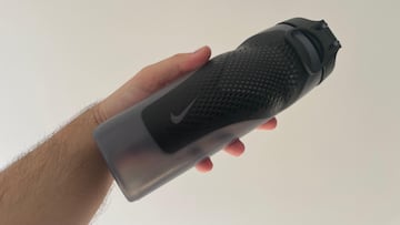 Botella de agua deportiva Nike Refuel de 710 ml