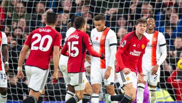 Manchester (United Kingdom), 11/11/2023.- Victor Lindelof (R) of Manchester United celebrates after scoring the opening goal during the English Premier League soccer match between Manchester United and Luton Town FC, in Manchester, Britain, 11 November 2023. (Reino Unido) EFE/EPA/PETER POWELL EDITORIAL USE ONLY. No use with unauthorized audio, video, data, fixture lists, club/league logos or 'live' services. Online in-match use limited to 120 images, no video emulation. No use in betting, games or single club/league/player publications.