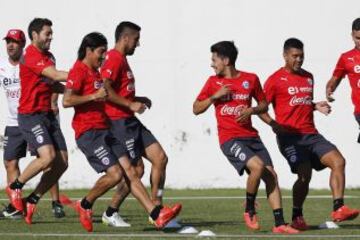 El grupo de la Roja hace trabajos físicos en Juan Pinto Durán el viernes.