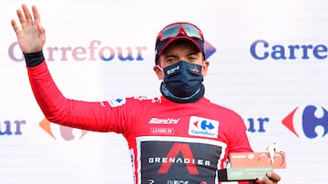 El ciclista ecuatoriano Richard Carapaz posa con el maillot de l¨ªder tras la etapa del Angliru en la Vuelta a Espa?a 2020.