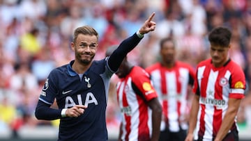 James Maddison, jugador del Tottenham, da indicaciones ante el Brentford.